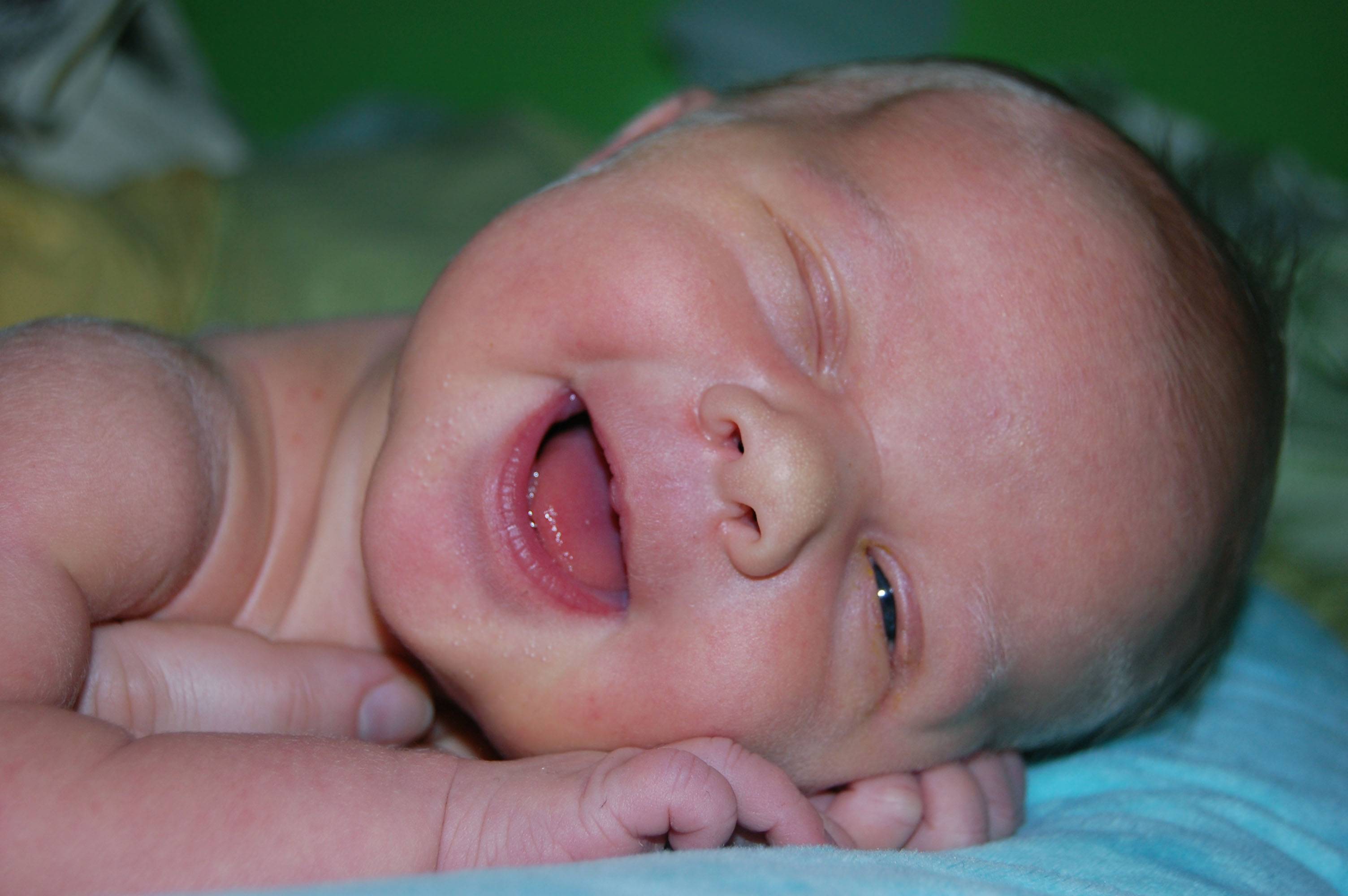 Что делать если у новорожденного начал гноиться глазик