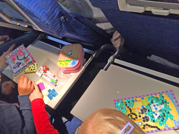 Чем занять ребенка в самолете - интересные занятия для детей