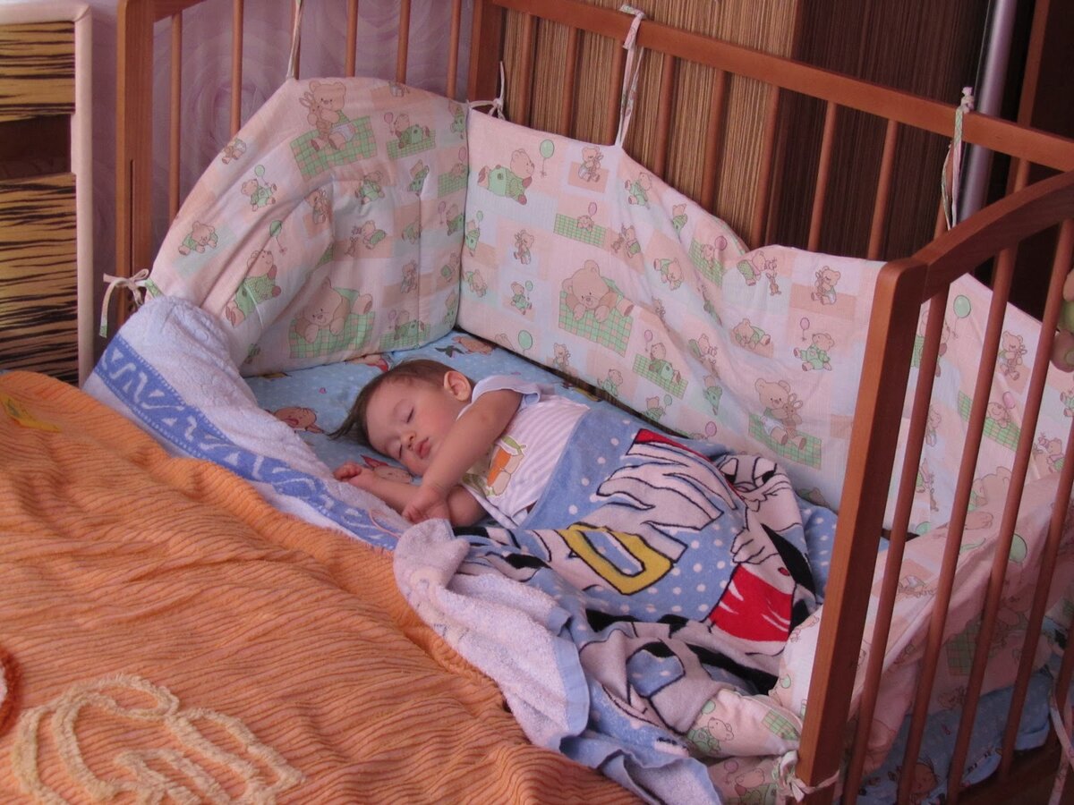 Ритуалы, правильная подушка: как переселить ребенка в детскую кровать