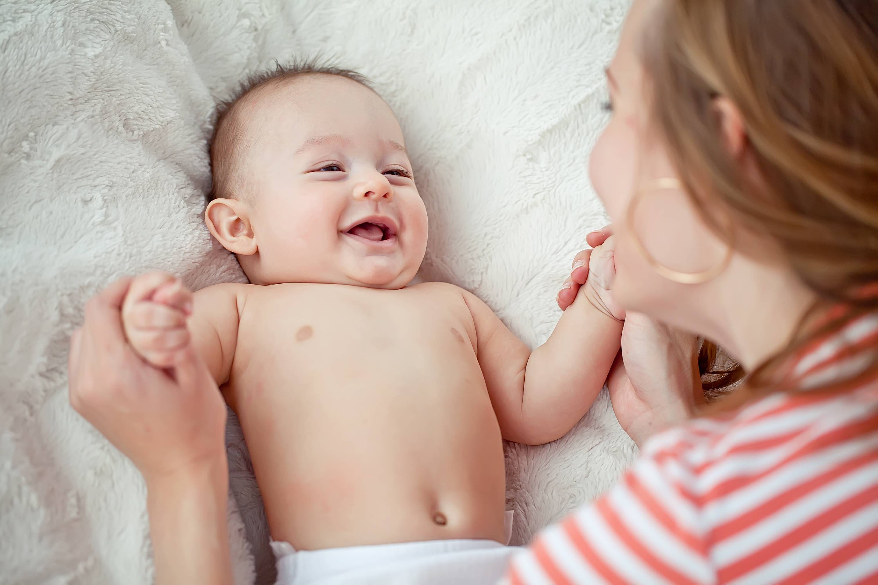 Когда ребенок начинает улыбаться: возрастные нормы и причины отклонений