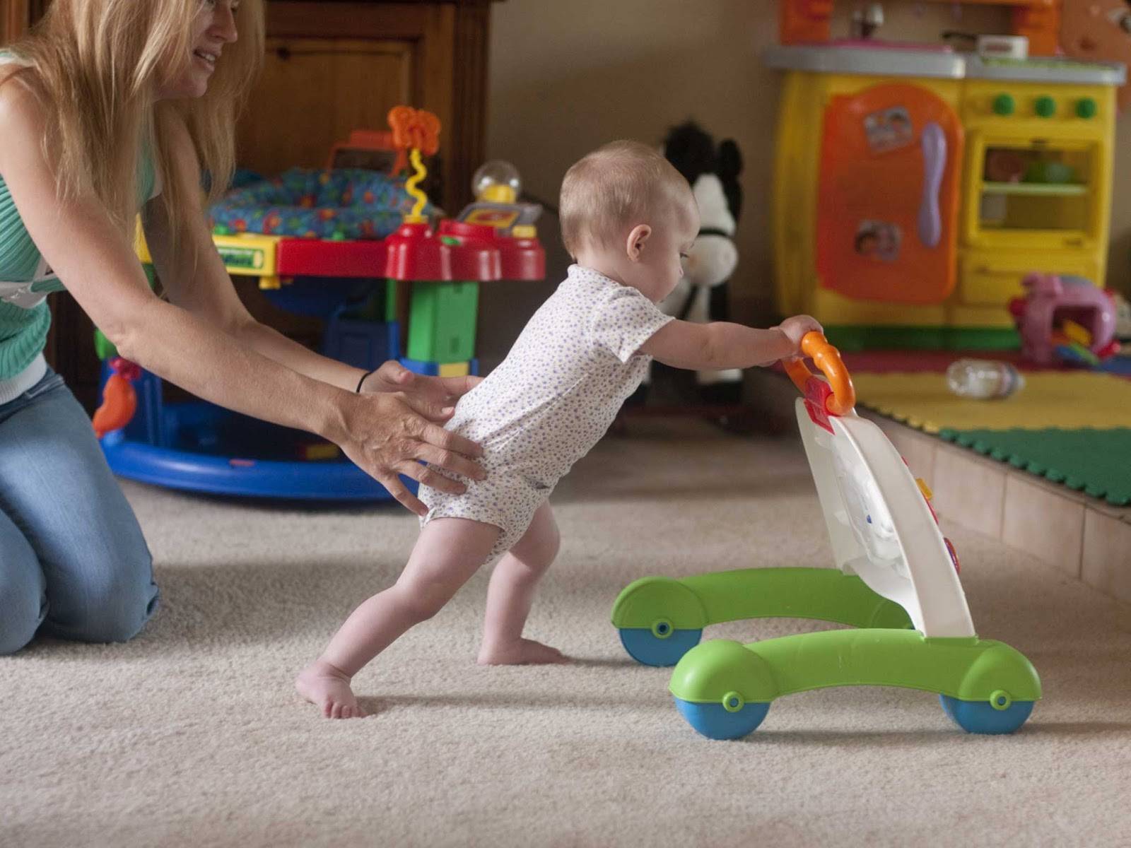 Первые шаги очень нелегки: как родителям научить своего ребенка ходить