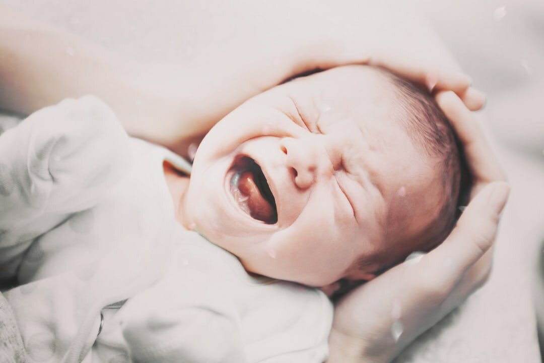Во сне сильно кричать. Младенец плачет. Новорожденный кричит. Новорожденный младенец плачет. Младенец плачет сквозь сон.