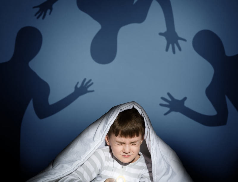 Страх темноты у детей: причины, группы риска, способы борьбы