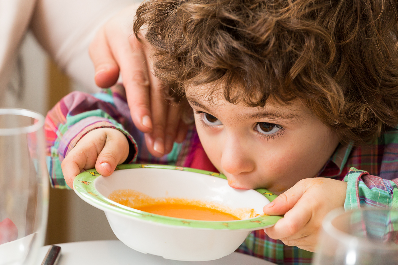 Слизать ребенка. Человек ест суп. Пить из тарелки. Облизывание тарелки. Тарелка супа для детей.