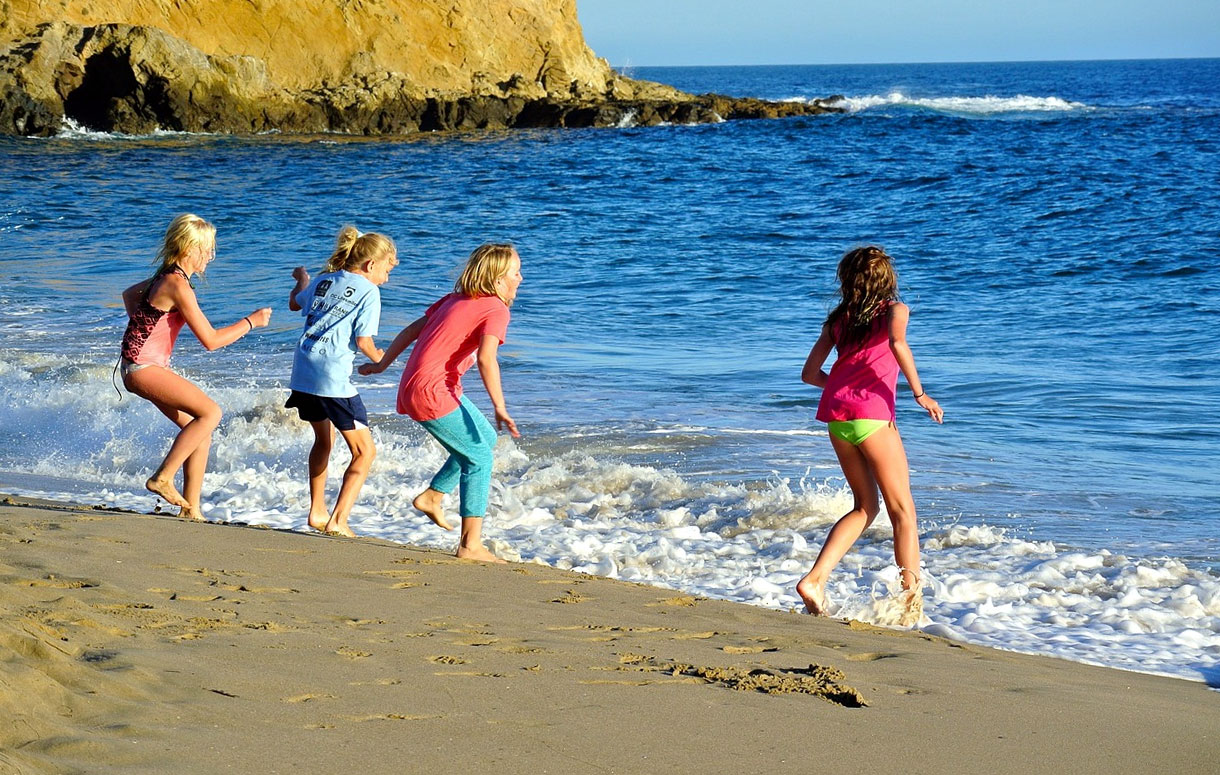 девочки с родителями на пляже
