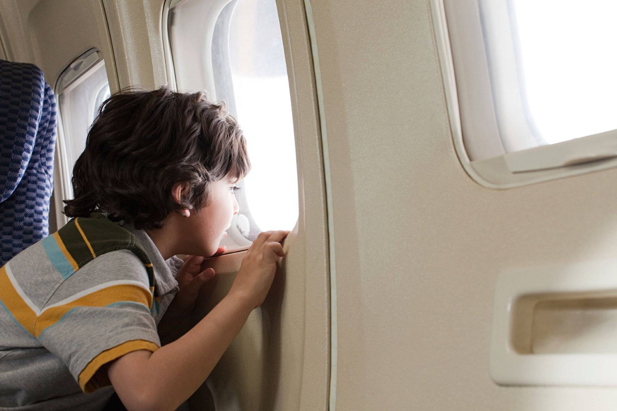 Страх полета на самолете. Самолет для детей. Подросток в самолёте. Пассажиры с детьми в самолете. Для мальчиков самолёты.