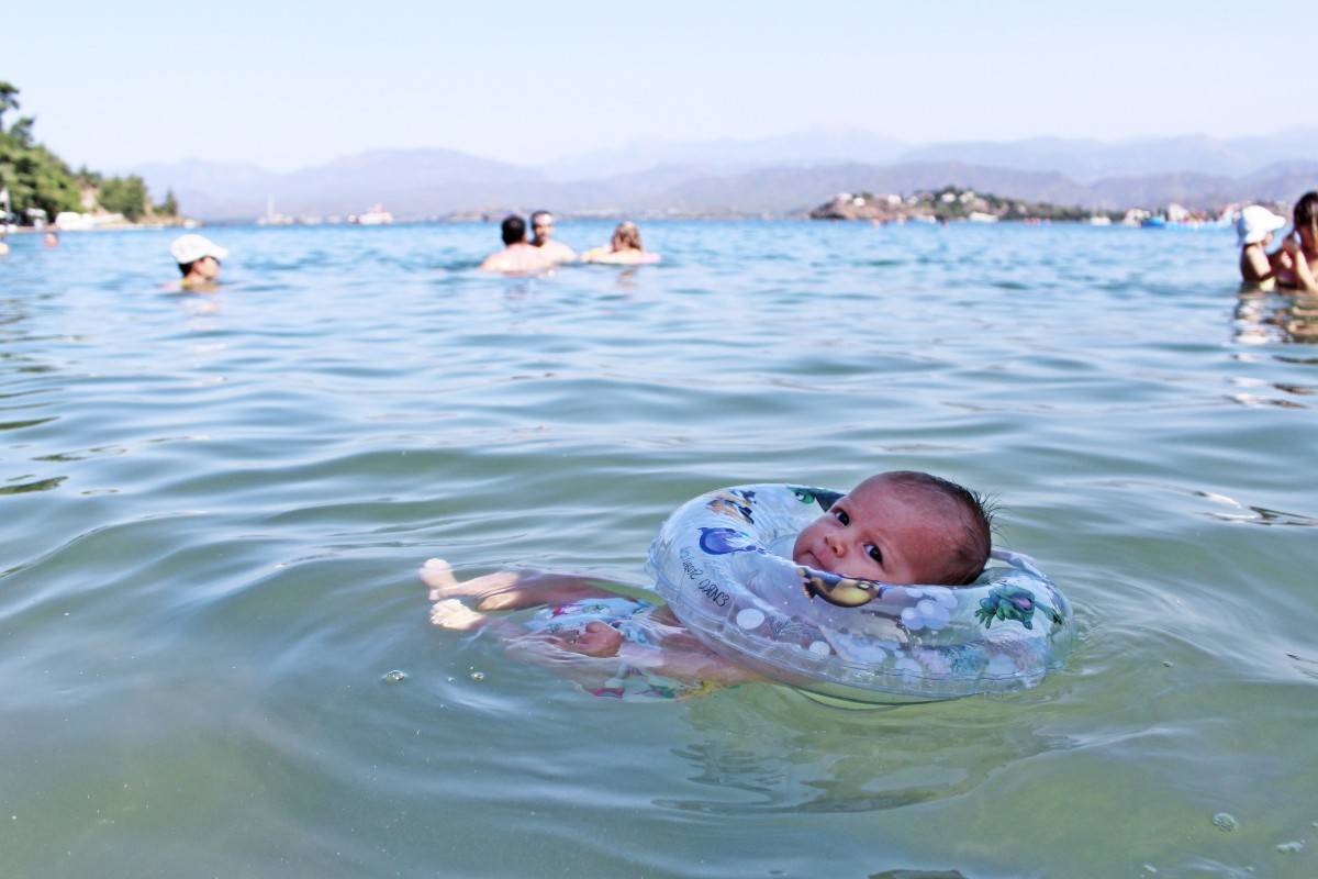 Можно ли купаться ребенку в речке, море, озере - с какого возраста и как надо купать детей