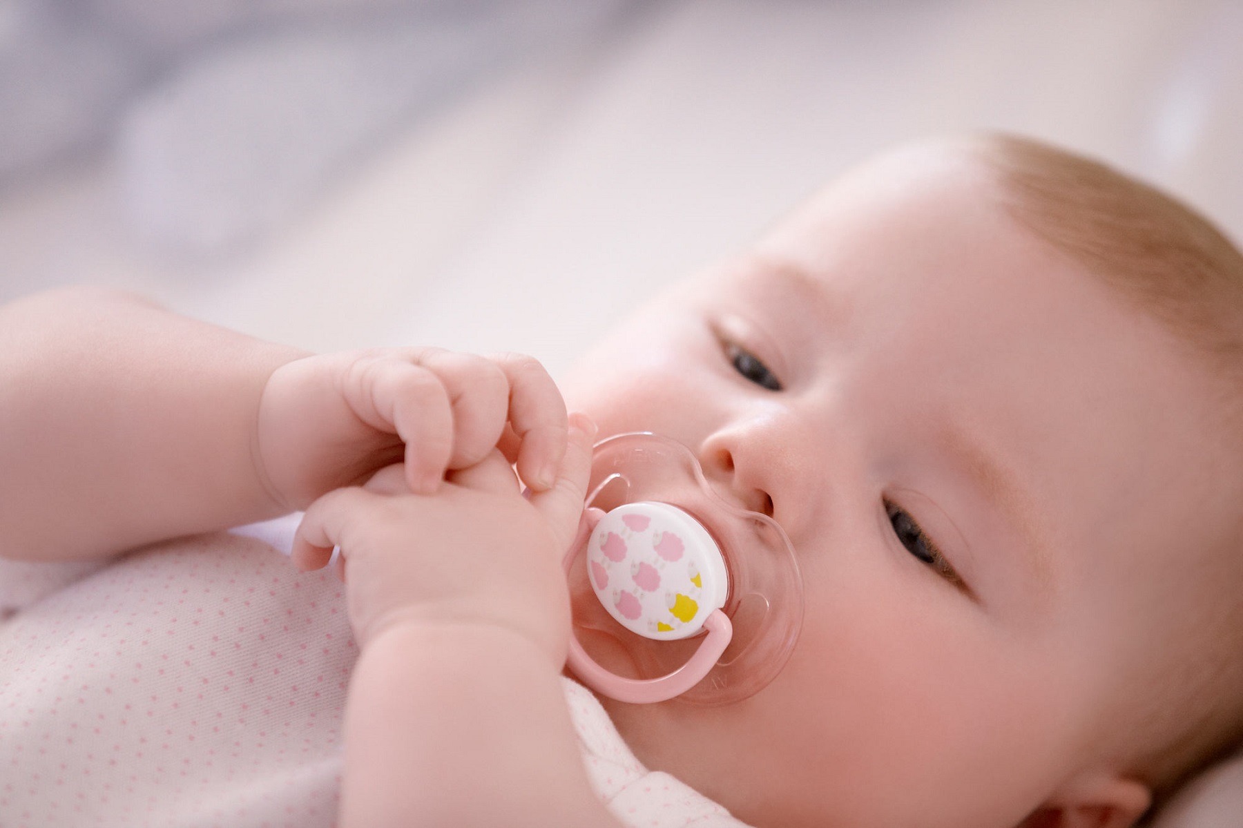 Можно новорожденному пустышку. Пустышка силиконовая анатомическая Philips Avent Freeflow scf172/13 0-6 м. Ребенок с сосочкой. Грудной ребенок. Малыш с пустышкой.