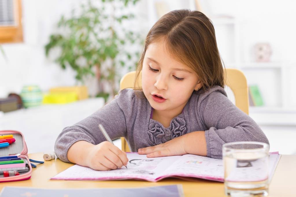 Как научить ребенка писать прописные буквы?