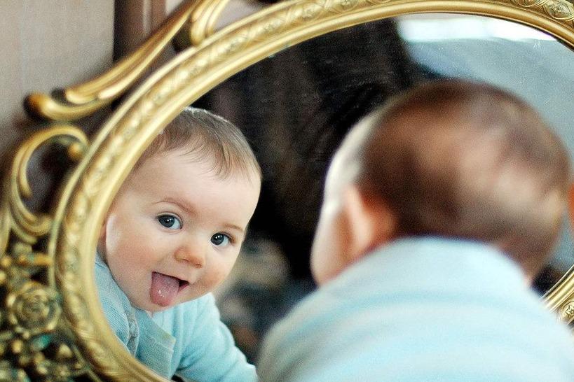 Почему нельзя детей показывать в зеркало до года, мнения психологов и экстрасенсов разделились