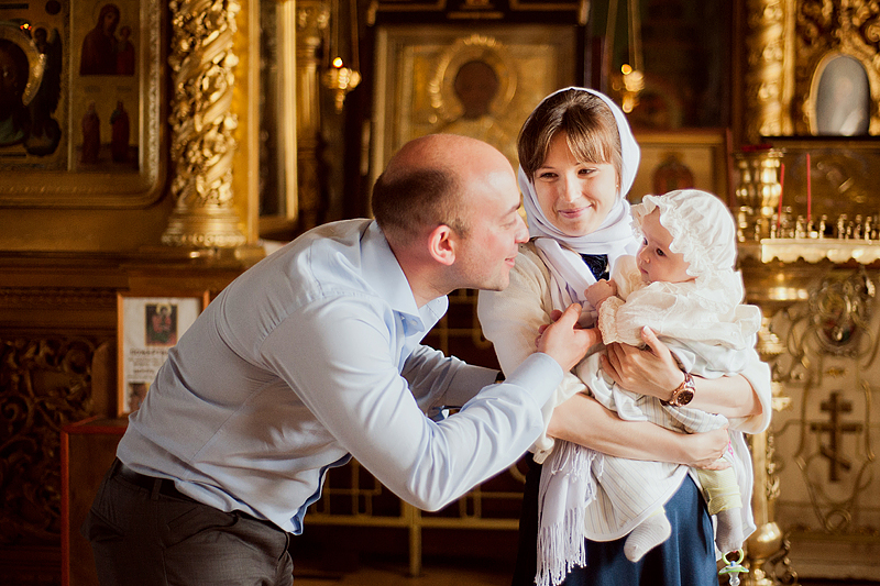 В какие дни крестят детей в православной. Крестины ребенка. Крещение младенца. Фотосессия с крестными родителями. Крещение Крестные.
