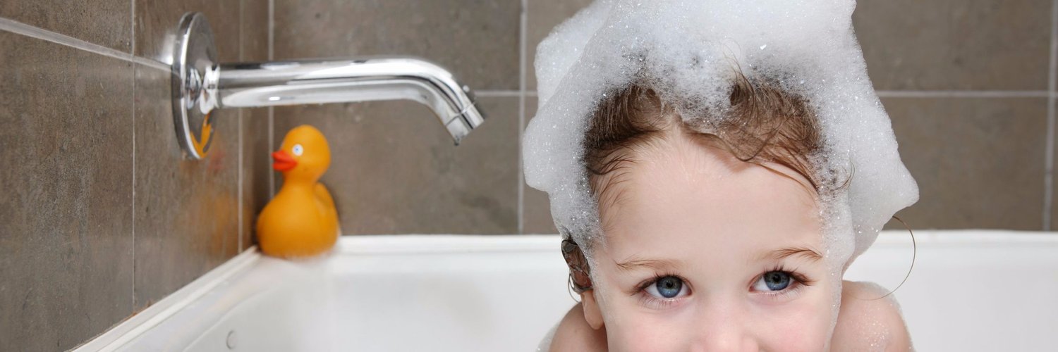 Что делать, если ребенок боится купаться в ванной?