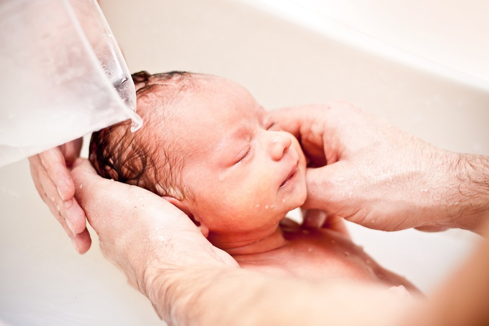 Детское мыло для новорожденных: с каким средством можно купать младенца, когда грудничку принимать водные процедуры и как проходит процесс для малыша?