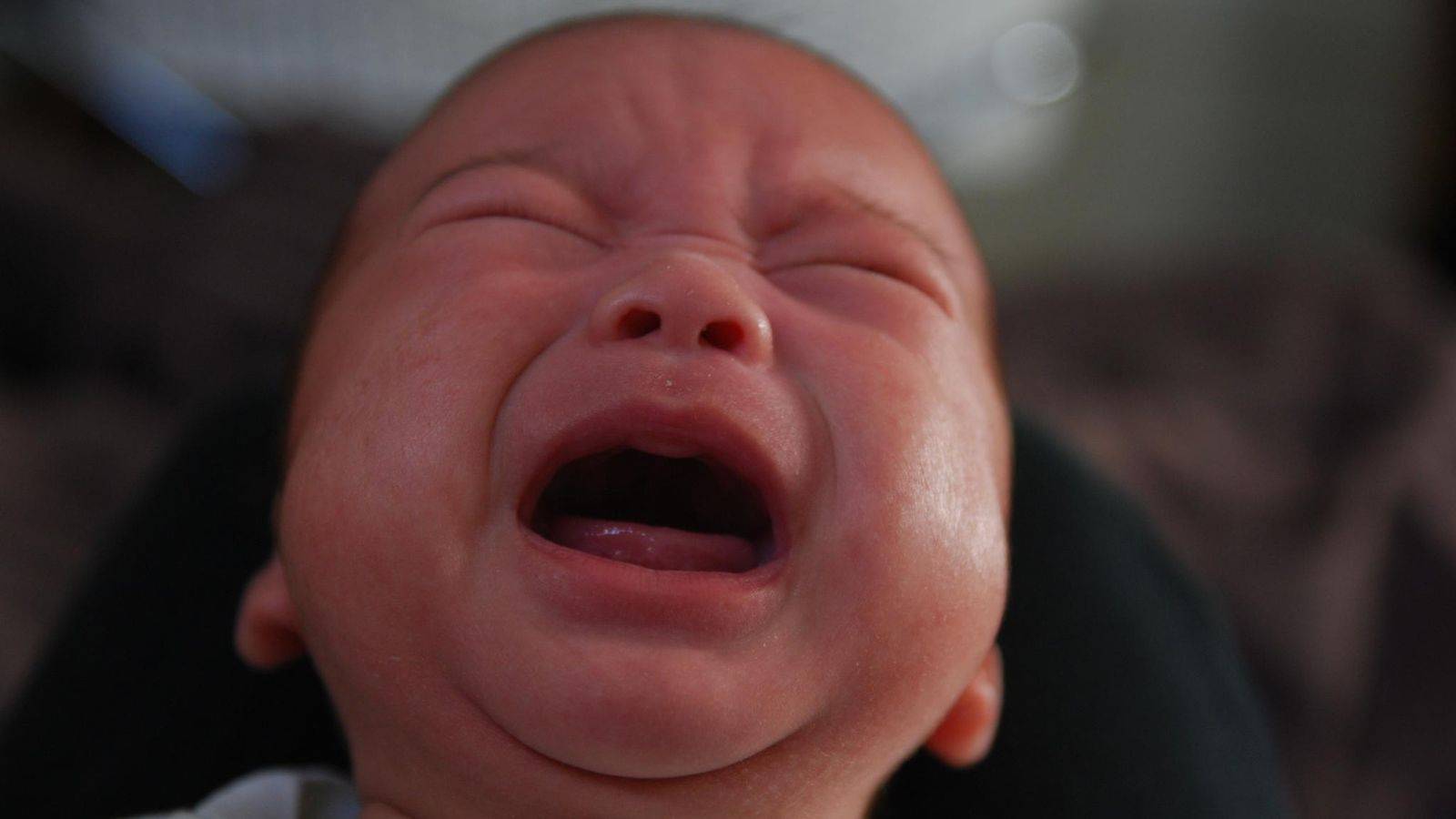 Как успокоить новорожденного: действенные способы, что делать, если истерика, плачь без причины