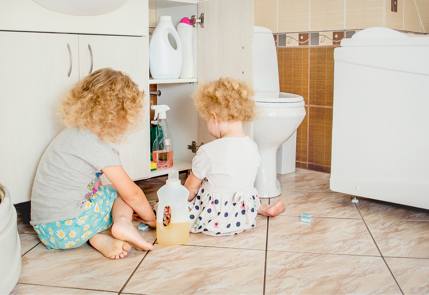 Как обезопасить ванную комнату для ребенка: 5 простых советов