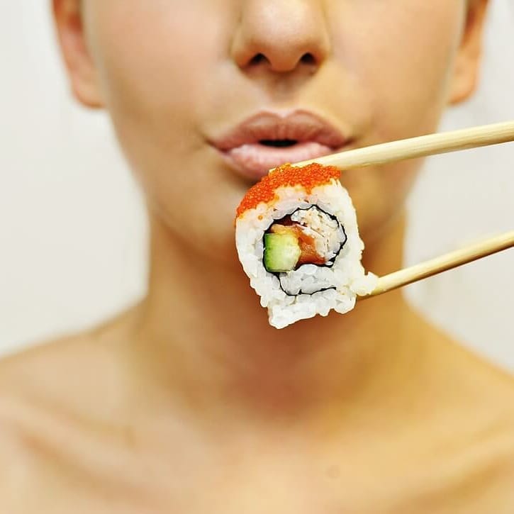 Блюда японской кухни для беременных: можно ли есть женщине суши и роллы