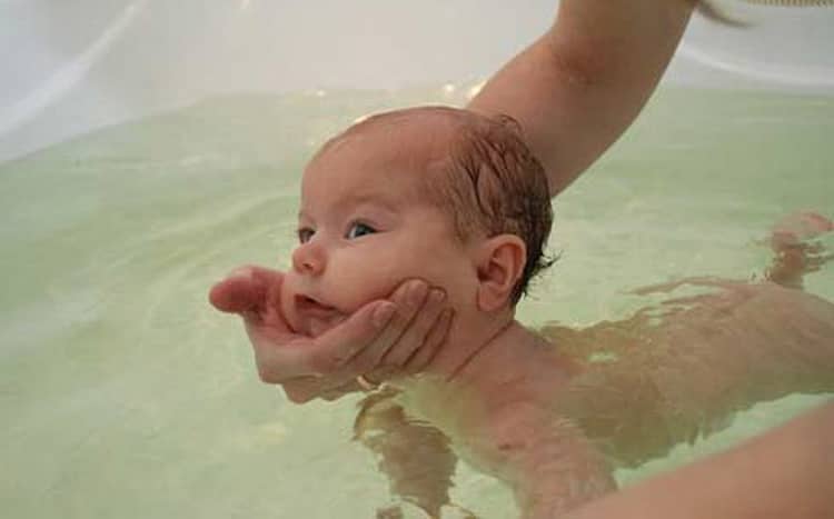 Купание малышей в бассейне