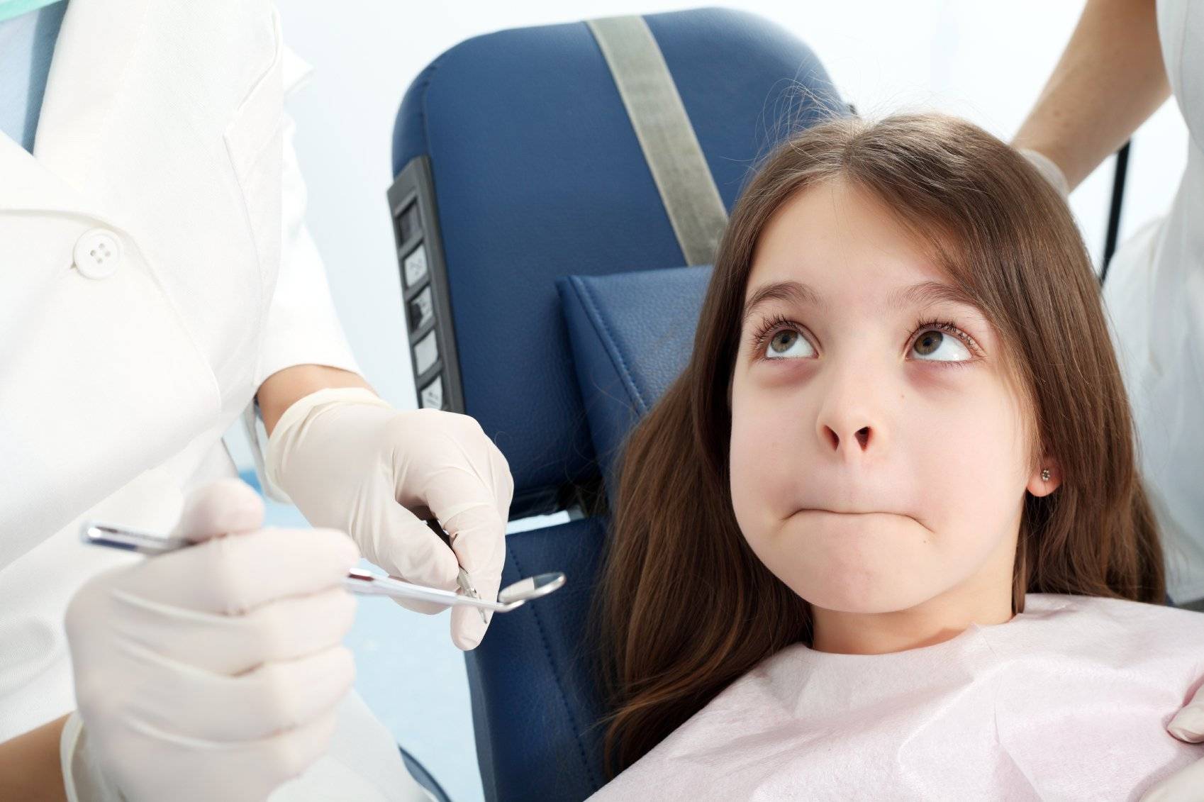 Успокоительные перед стоматологом. Ребенок у стоматолога. Ребенок на приеме у стоматолога. Страх в стоматологии у детей. Ребенок плачет у стоматолога.
