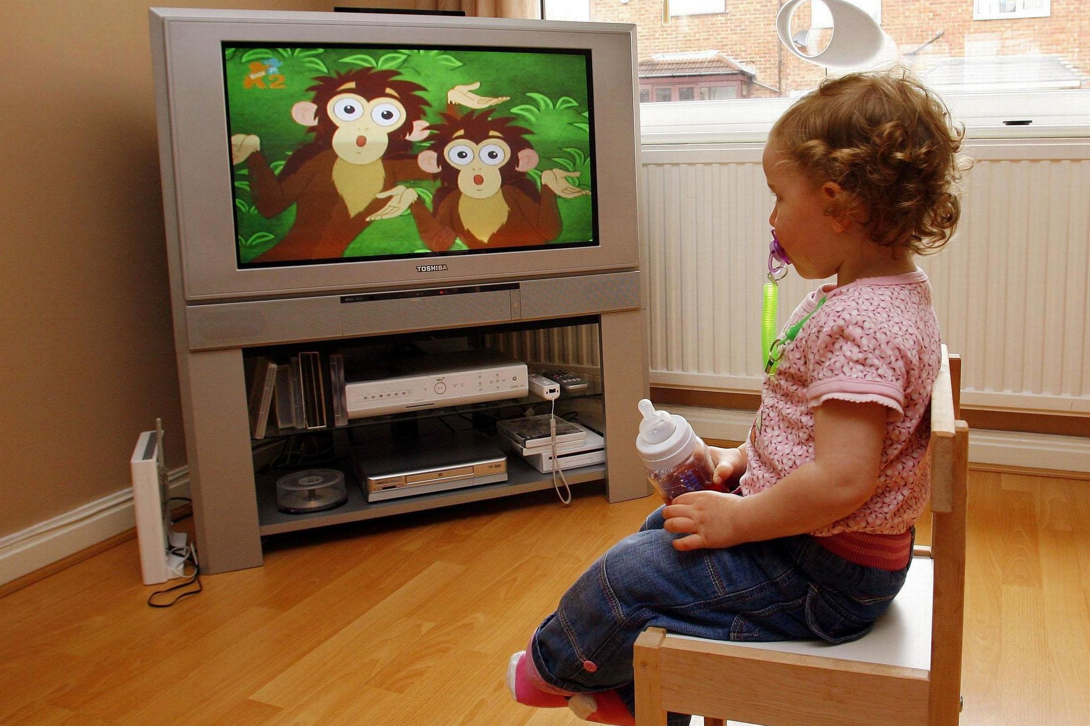 Телевизор и дети: есть ли место телевидению в детском досуге