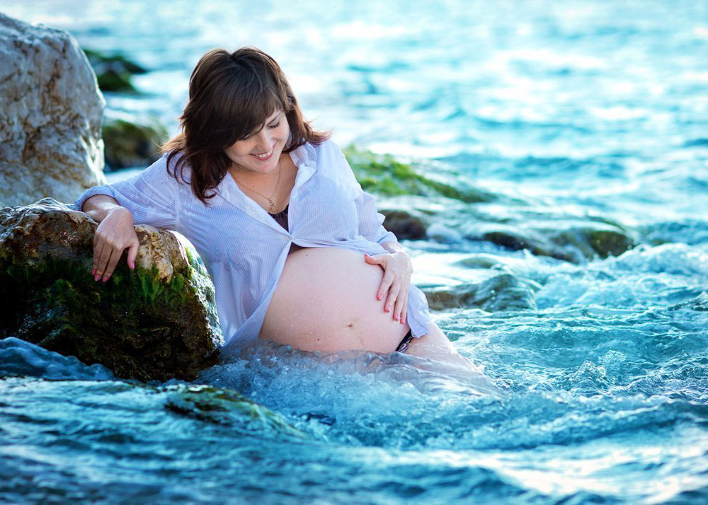 Можно ли купаться вместе с новорожденным? мнение врачей и мамочек
