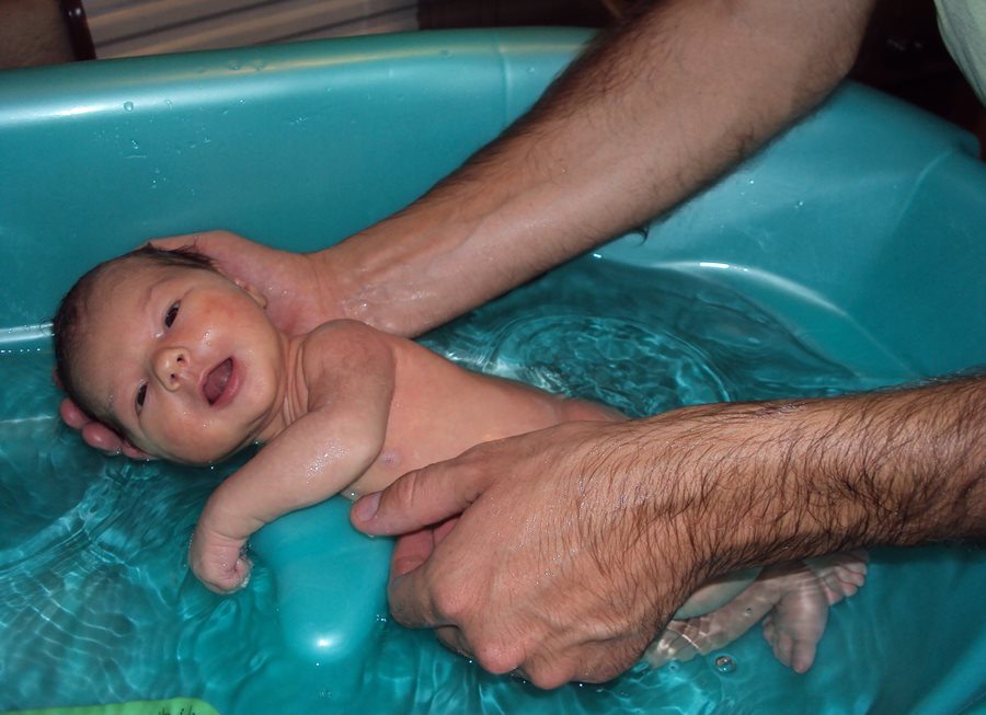 Как купать новорожденного ребенка в ванночке: советы родителям