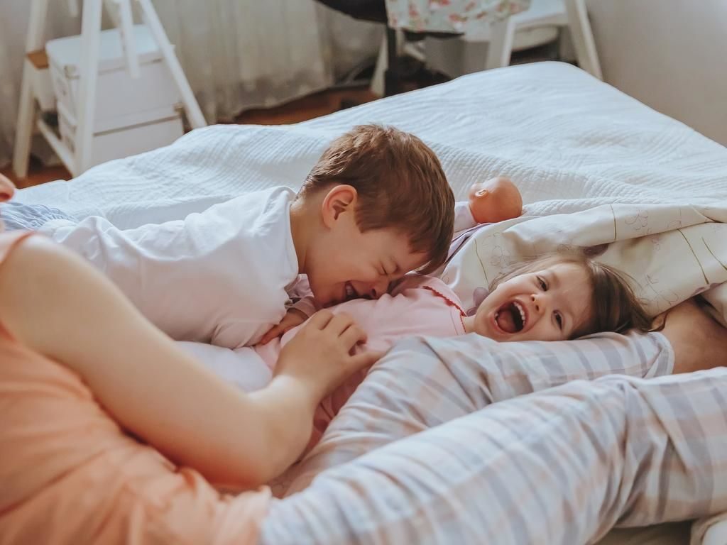 Ребенок спит с родителями - как отучить? за и против совместного сна