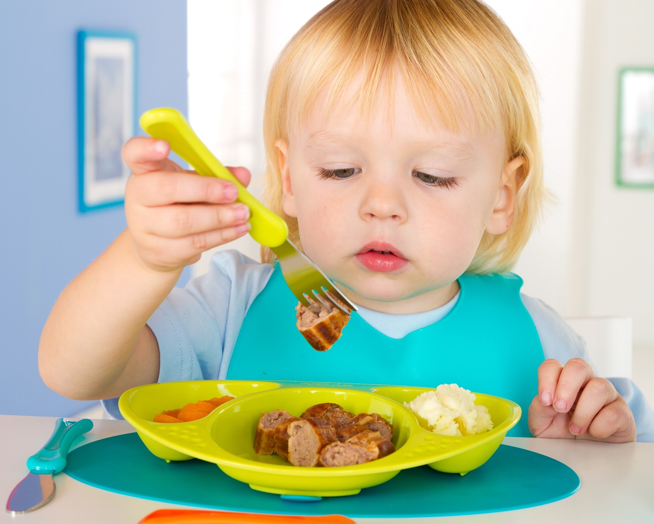 Из любого ребенка можно. Маленький ребенок с едой. Еда для детей. Ребенок ест ложкой. Малыш кушает.