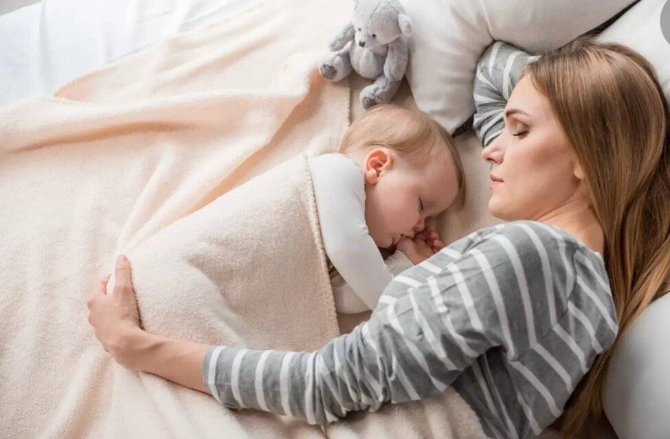 Ребенок спит с родителями – за и против, как отучить ребенка спать с родителями