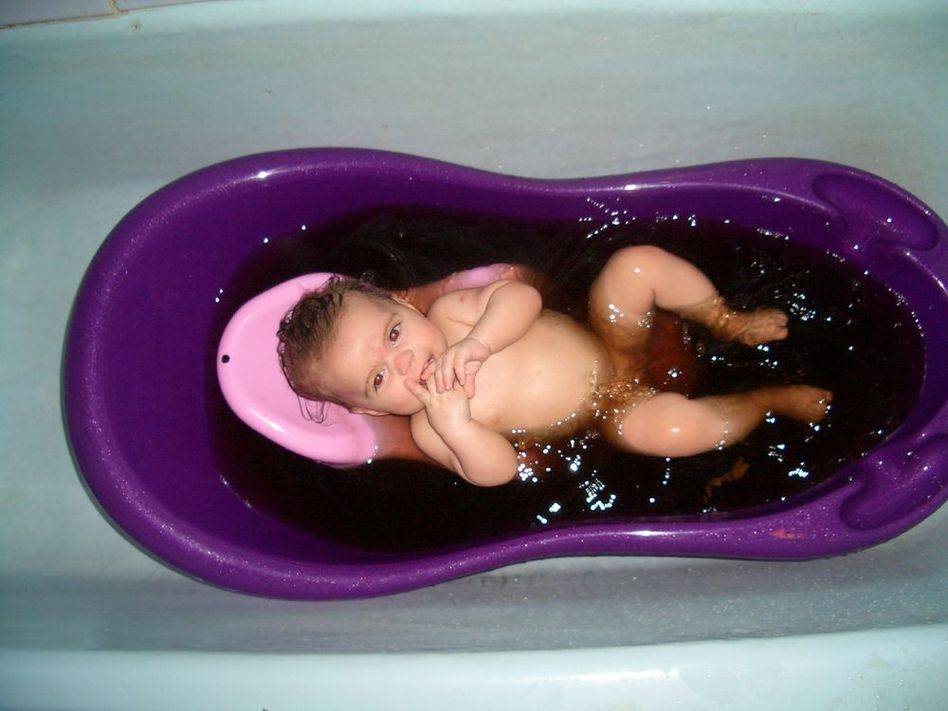 Какой должна быть температура воды для купания новорожденных детей: нужны ли кипячение и марганцовка?