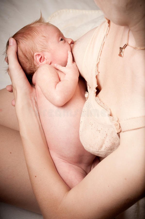 Грудной ребенок требует грудь постоянно: новорожденный просит есть каждый час