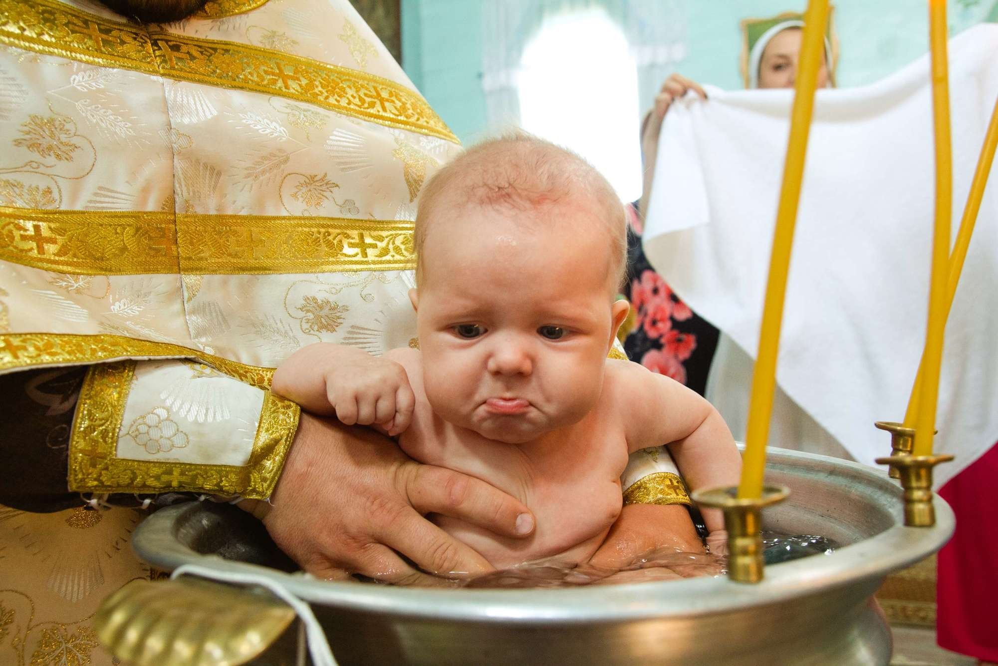 Быть крестной несколько раз. Крещение ребенка. Крещение младенца в церкви. Дети в храме. Младенец в храме.