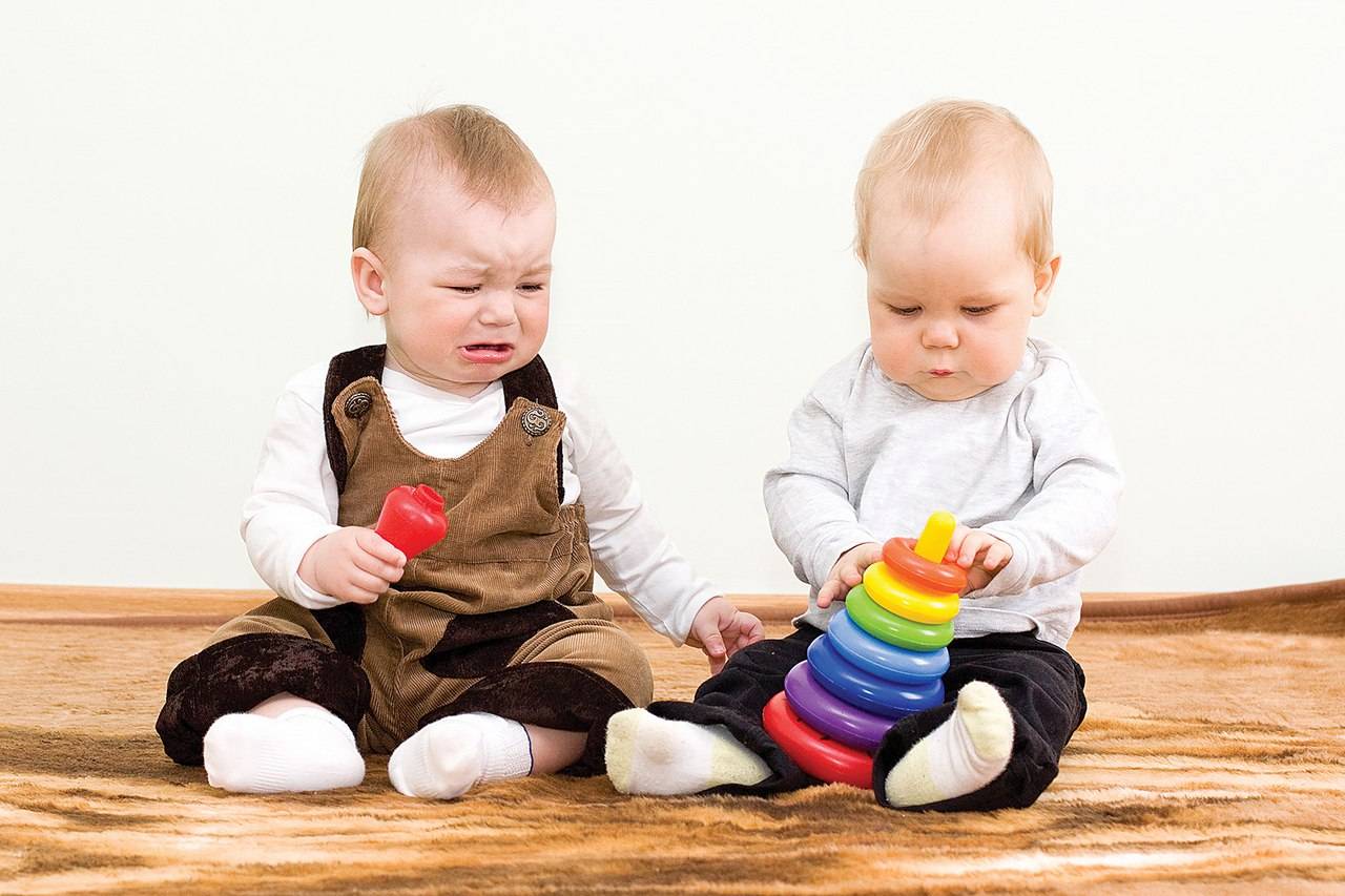 Почему нельзя заставлять малыша делиться: советы психологов