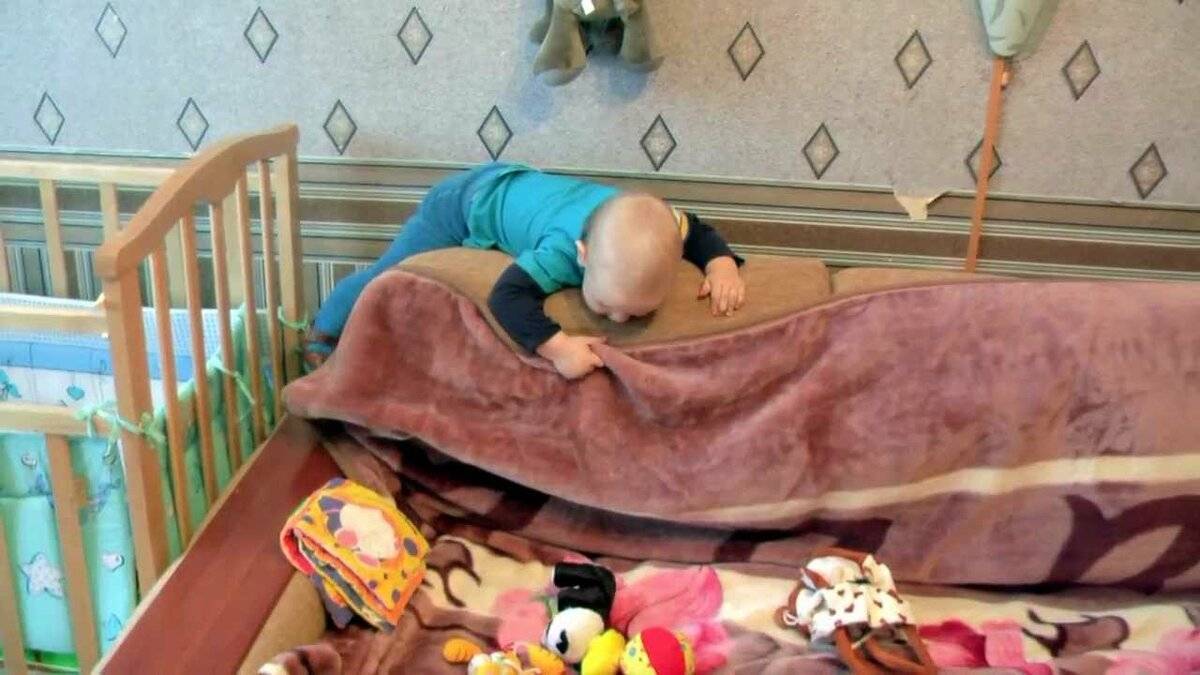 Ребенок упал с дивана вниз головой - комаровский рассказывает, что делать при падении с кровати