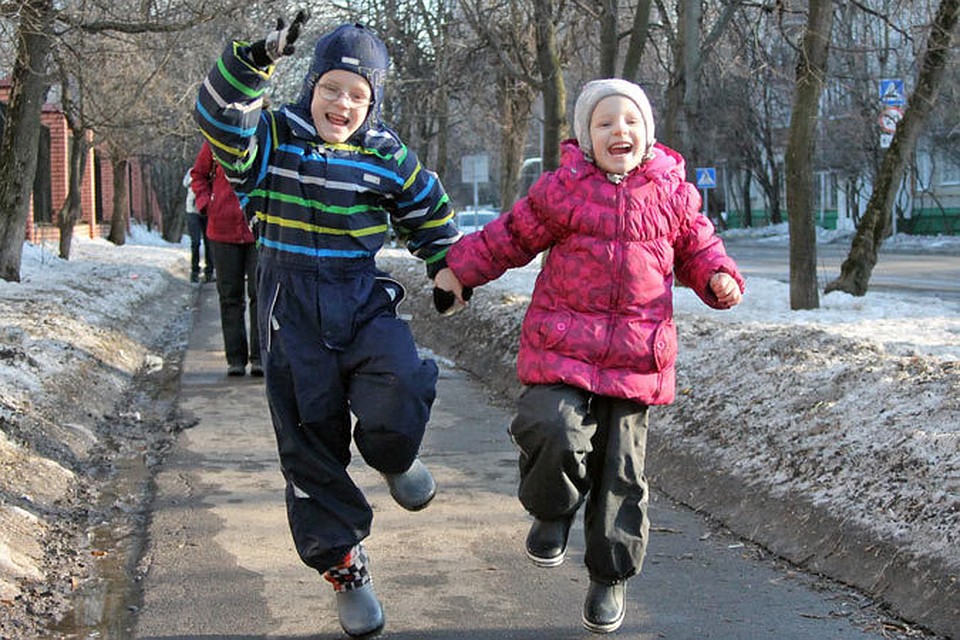 Фото детей весной на улице