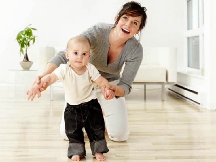 Первые шаги очень нелегки: как родителям научить своего ребенка ходить