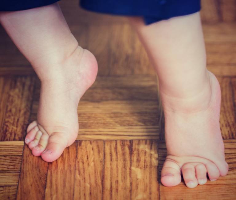 Должна ли ходьба малыша на цыпочках насторожить родителей?