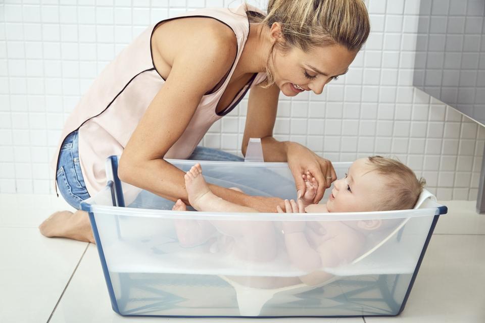Ванночки для купания новорожденных: как проводить их с пользой