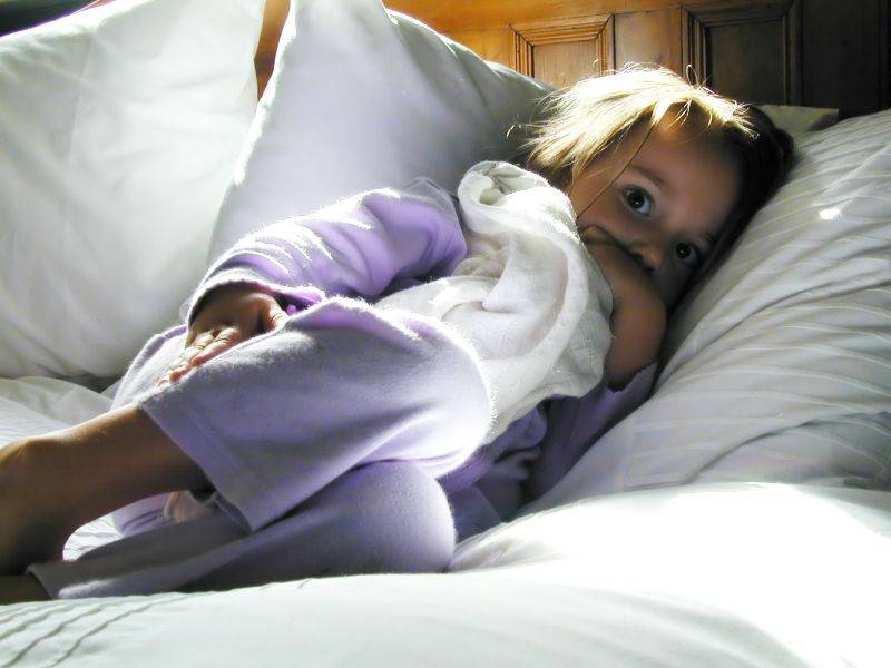 Ребенок боится ложится спать один в комнате — что делать? — психологический центр инсайт