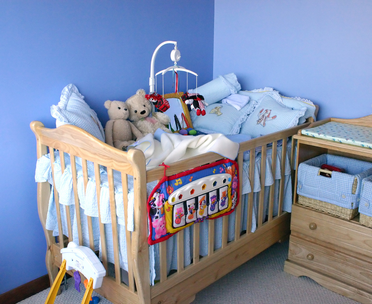 Детской кроватки baby. Детские кроватки. Малыш в кроватке. Кроватки для новорожденных. Кроватка для новорожденного мальчика.
