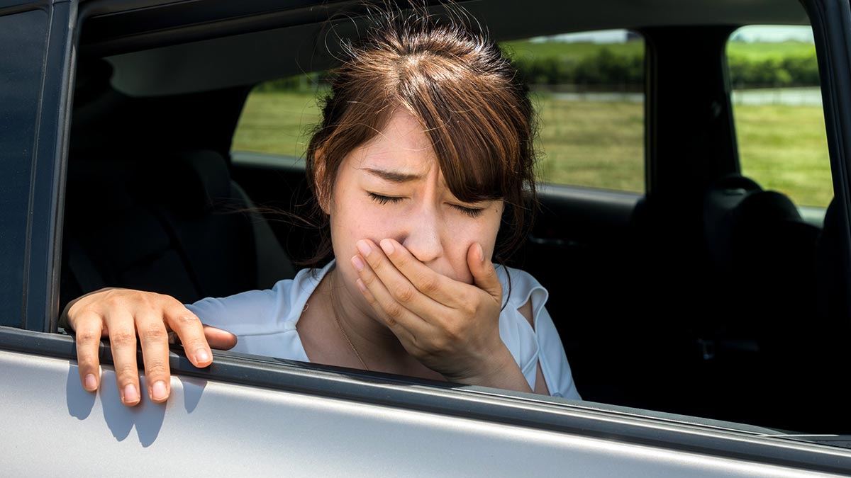 Ребенка укачивает в машине: что делать, каковы симптомы укачивания и почему так происходит