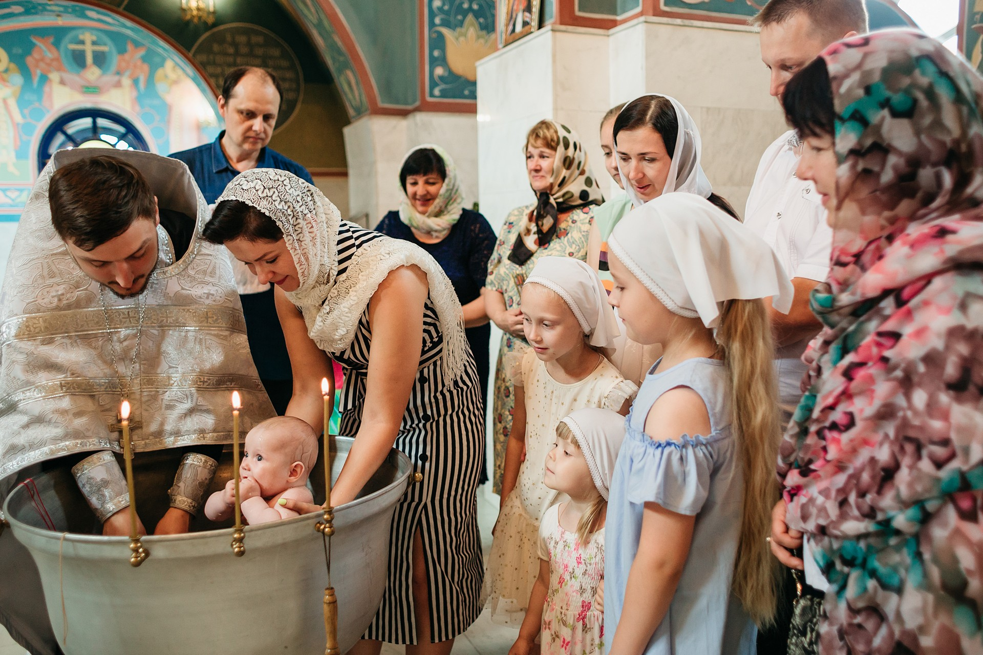 Кого нельзя в крестные своему ребенку. Крещение ребенка. Младенец в храме. Крестины в храме. Крещение в церкви.