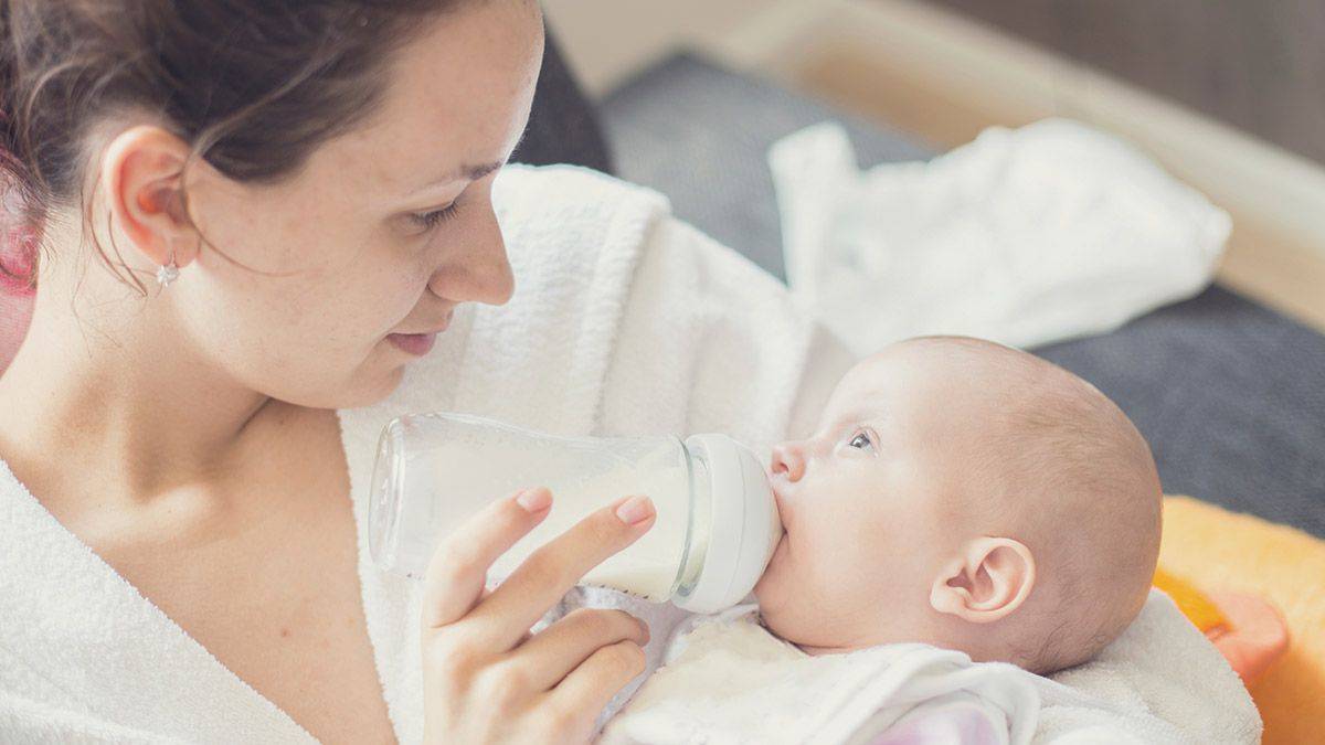 Как кормить ребенка сцеженным грудным молоком из бутылочки