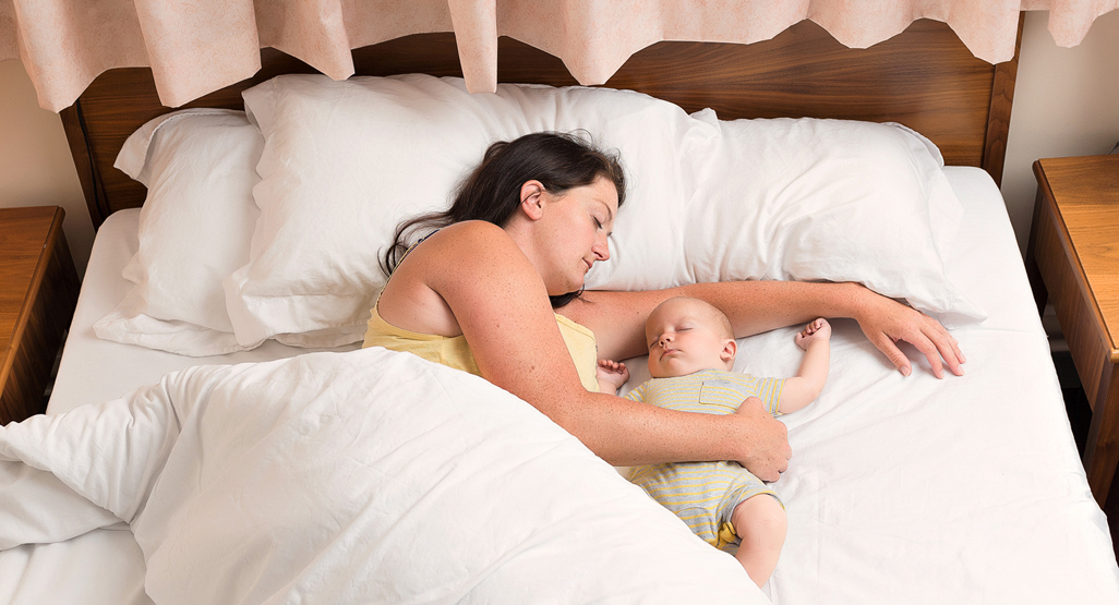 Где лучше спать младенцу: в своей кровати или с родителями, советы