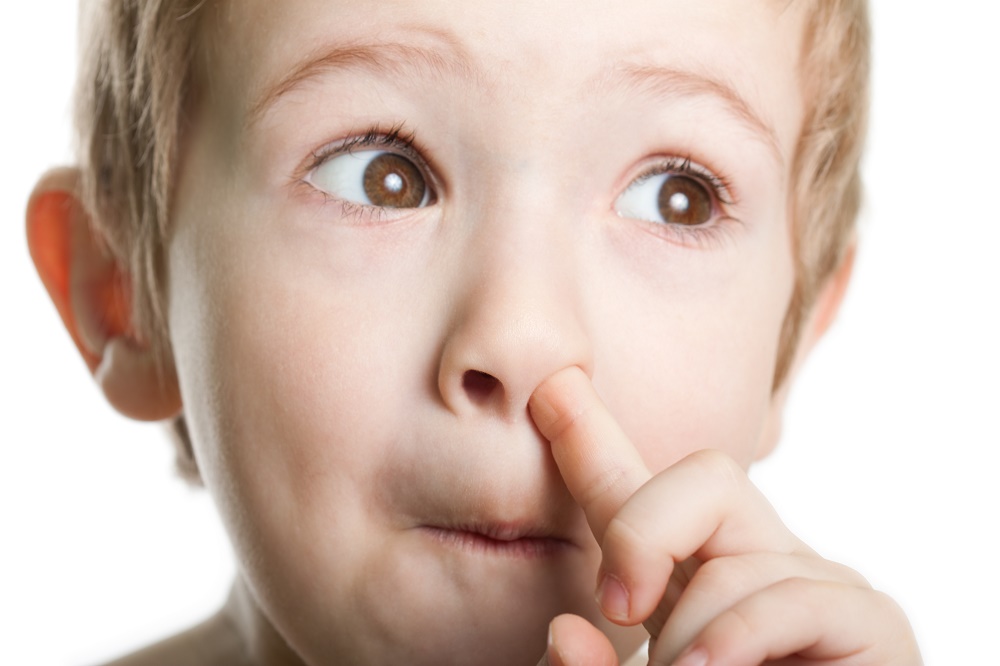 Почему дети ковыряют в носу, едят «козявки» и как на это реагировать?