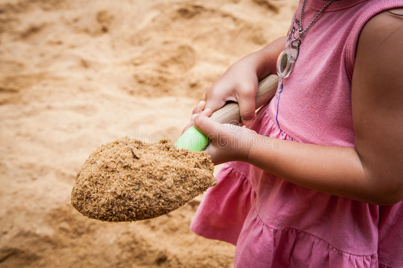 Почему ребенок может есть песок, и как с этим бороться?