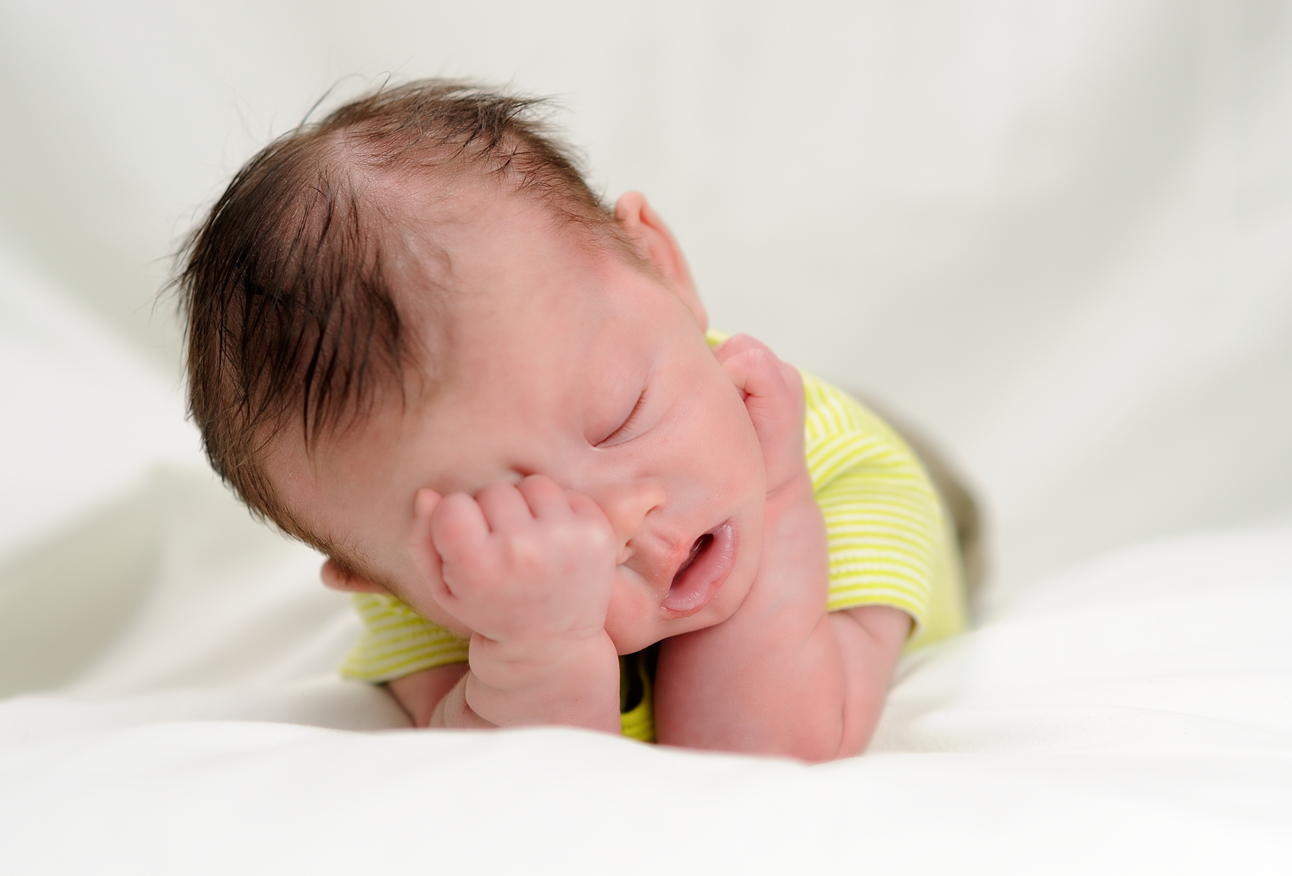 Ребенок спит только с грудью, укачиваниями и часто просыпается по ночам? 
