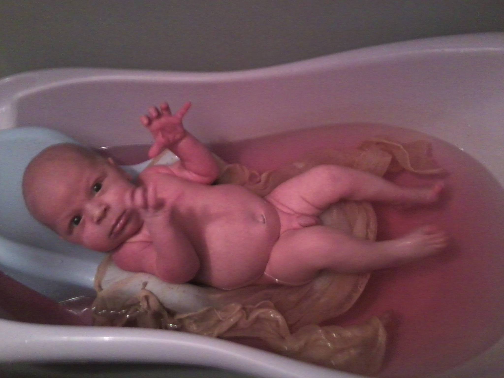 Как первый раз купать новорожденного в марганцовке. марганцовка – средство для купания новорожденных, как разводить порошок и сколько его нужно