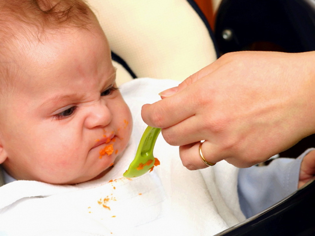 Что делать, если при смешанном вскармливании ребенок не ест и отказывается от смеси