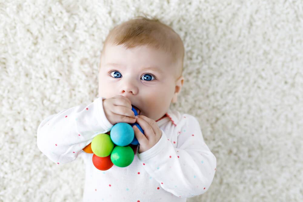 Когда ребенок начинает держать игрушку в руке | house-fitness.ru