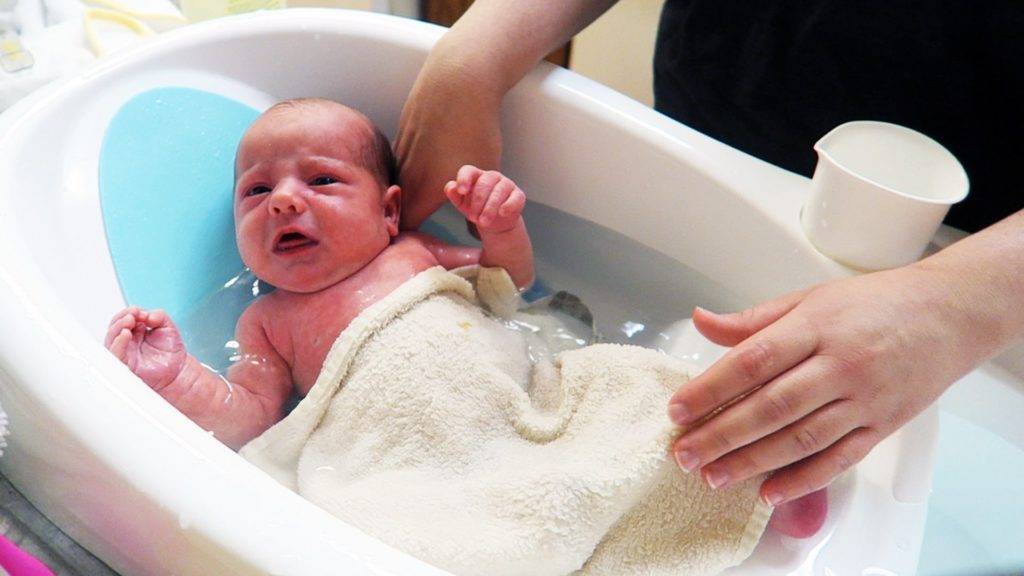 Температура воды для купания новорожденного ребенка, нужно ли кипятить?